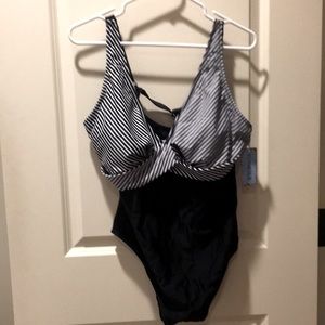 NWT YONIQUE one piece SWIMSUIT women size 18W padded black with stripes